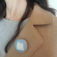 1968年英國Wedgwood陶瓷浮雕嵌銀底座胸針含原廠盒