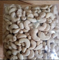 kacang Mede utuh mentah