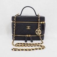 Unused CHANEL 25A Métiers d’art Long Vanity Case with chain 高級手工坊系列黑金化妝盒