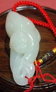 平賣！有趣靚雕工！精靈齊天大聖猴子食飽伸腰，舊和田青白玉石，現平賣 HK$ 5,880