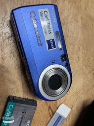 （早期！功能正常、閃光也正常以測試過）二手Sony p100數位相機（請自備充電器）附上32mb記憶體ㄧ張！轉接卡一張.！使用過的電池一個（續電力差！需更換）！相機本體ㄧ台！原廠收納套ㄧ個（老東西保證有刮傷摩損掉漆！在意者別買）