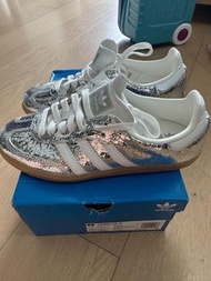Adidas Samba OG W 銀色蛇紋運動鞋