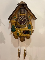 นาฬิกาแขวน Veladeedee Cuckoo Clock นาฬิกาแขวน เวลาดีดีกุ๊กกู ตุ็กตาหมุน ตัวเรือนไม้แท้ รุ่น V6604-BR