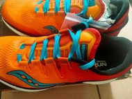 SAUCONY Freedom ISO 慢跑鞋，一體成形全新大底，穩定好穿，尺寸美規9.5，全新品，加附一組原廠橘色鞋帶