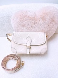 Sold (尖沙咀門市💖) 近新 Lv diane 白色老花法棍包