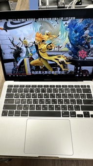 Apple MacBook Air 13.3吋 M1晶片 8核心CPU 與 7核心GPU 8G/256G SSD+ 含數字鍵盤的巧控鍵盤 - 繁體中文 (倉頡及注音) +巧控滑鼠白+ USB-C 數位 AV 多埠轉接器+義大利皮革保護套「大全配」