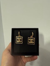Chanel 黑色方形耳環
