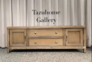 法式復古簡約全實木電視櫃,選用全實木打造,鋅合金復古拉手.加上簡約線條,清晰自然的木紋,實用的收納空間.
係一款美觀大方又實用的電視櫃.
呎吋:160L X 46D X 56H CM
