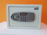 Lustra ตู้นิรภัยเหล็ก LS0701.25EL1/T ขนาด 35 x 25 x 25cm