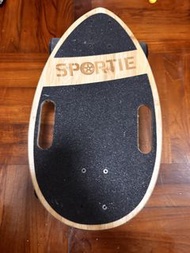 這款產品是香港滑板與生活風格品牌 Sportie 推出的 Mini-Longboard 滑板（或陸地衝浪陸沖平衡訓練板）。