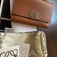 Loewe 經典雕花 三摺短夾 (棕褐色）Anagram Small Vertical Wallet