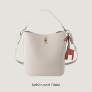 แบรนด์ Kelvin and Fiona : Bucket Bag กระเป๋าทรงถังสีเบจ มีใบลูกด้านในพร้อมซิป สายคล้องแขนและสายยาวปร