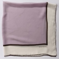 Yves Saint Laurent 緹花絲巾，34 x 34 英吋，100% 蠶絲，節日禮物