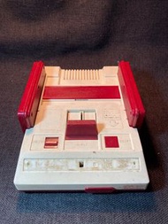 日本製 Nintendo HVC-001 紅白機 操控鍵盤線材剪斷 沒有任何線材 只有主機 當零件機出售 不知好壞