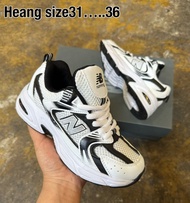รุ่นNB 530 (Sz.30-36EU) แนะนำเผื่อ 1 ไซส์ สีขาวกกรมท่า เหมาะสำหรับเด็ก ใส่สบาย นุ่มเท้า V67D01