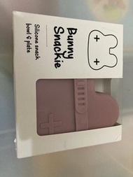 澳洲We Might Be Tiny 矽膠防滑便當盒-兔寶寶Bunny Snackie with lid and strap（玫瑰粉）
