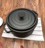 【จัดส่งภายใน 24 ชม】Pre-Seasoned Cast Iron Dutch Oven Pot for Cooking Basting or Bread Baking Lid and Dual Loop Handle24cm Perfect for Camping Home Cooking and BBQ Making