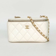 CHANEL 長盒子化妝包帶鏡子16.5白色羊皮鐳射標金扣金球調節扣肩帶肩背包
