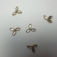 Clip Stone Kundan White Stone with Gold lining.