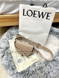 Loewe Mini Gate 寬帶馬鞍包 沙色 外加英文字母 L 串珠金飾