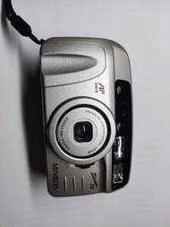 金色 Minolta Riva Zoom 70 相機