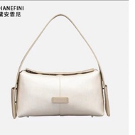 Dumbo (GSCH) Women's Sling Bag Defined