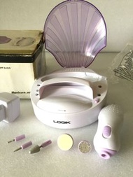 全套美甲套裝 Manicure set。  有指甲烘乾機。美甲機，附5件配件 (細顆粒指甲銼。厚美甲銼。薄美甲銼。拋光盤。精細修形板。) 方便攜帶，旅行亦可用，有CE安全認證，見盒。 全新，有盒及說明