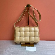 BV奶茶色枕頭包24cm