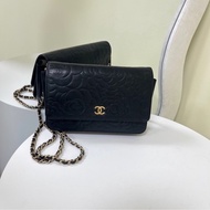 Chanel • 經典山茶花壓紋金釦羊皮Woc鏈條包