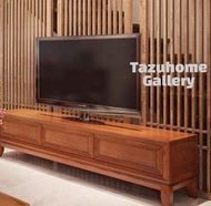 TAZU精選:東南亞泰式日式襌味創意特色復古電視櫃,選用進口白蜡木打造,木紋自然清晰,極有層次,有上櫃面抽屉海藻波紋設計,更顯型格.整體櫃採用榫卯工藝, 更加結實耐用, 係一款實用又觀觀的特色電視櫃. 呎吋:180L X 40D X 50H CM 呎吋也可訂做