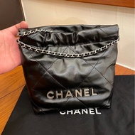 CHANEL AS3980黑亮皮銀字樣 MINI 22BAG