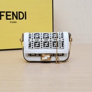 FENDI Baguette法棍包Nano白色牛皮肩背包