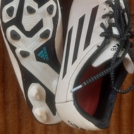 sepatu bola bekas second adidas -size 37 sudah dijait muter -butuh mandi