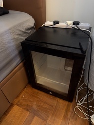 40L Glass Door Mini Fridge for Drinks & Snacks 幾乎全新迷你雪櫃