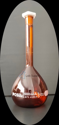 POBEL_Volumetric Flask Amber with Plastic Stopper (Class A) 2000 ml. ขวดวัดปริมาตรสีชา จุกปิดพลาสติก Class A 2000 มิลลิลิตร