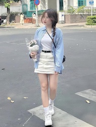 Set 4 món Hàn Quốc áo hai dây và chân váy trắng chữ A áo khoác sơ mi xanh sọc  dáng dài mặc đi chơi