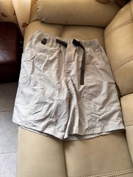 男灰白色防水短褲