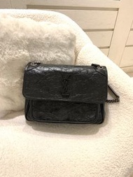 全新SAINT LAURENT YSL Niki medium Black黑鏈黑標Logo復古褶皺 牛皮革 流浪包 單肩袋 黑色 中號 633184-0EN08-1000 長28*8.5*20cm