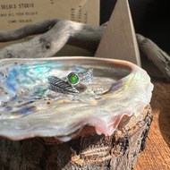 手作銀飾— 晨曦之羽 925純銀羽毛鑿印 金工戒指 鑲嵌4 mm 蛋白石