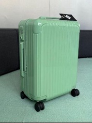 rimowa essential cabin size 21