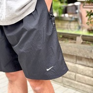 Nike 褲子 Lab Solo Swoosh Shorts 男款 黑 短褲 寬版 拉鍊口袋 抽繩 小勾 DX0750-010