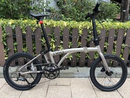 🤝🙏鈦色  (最新款NEO 20吋 36T 飛輪) JAVA NEO 9速 油剎 20吋 406 鋁合金折叠車 （三折叠小布 國布 ）