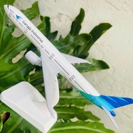 B777 airline aircraft model "GARUDA INDONESIA AIRLINES" scale 1:400 with wheels + stand (Fullbox)
