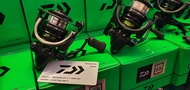 รอกสปินนิ่ง DAIWA REVROS EX LT สุดพิเศษด้วยระบบแขนเกลียว 6 Ballbearing  6.2:1 Gear ratio