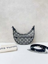 LV loop系列 
黑色丹寧牛仔豌豆腋下包