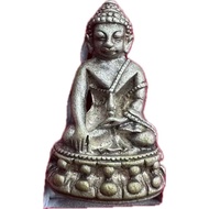 招财袈裟符管 纯银药师佛Lp Koon龙婆坤(真金下来第2顶级版)，Wat Banrai 2557，超级完美品相笑料，眼睛鼻子嘴巴耳朵眉毛手指细节高清，出庙时轰动头条各大媒体报纸泰国信众抢着请，在龙婆