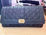 CHANEL Boy Chanel 黑色皺紋皮銀包長銀包