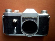 沒有麥頭的相機!  NO Name ,   1952-56年 Zeiss Ikon 東德蔡司廠由戰前開發相機， 原本 CONTAX D 外銷USA 美國版本,  因為東西德蔡司 Zeiss 當年因為擁有 Zeiss 專利 /版權官司問題，所以突破歷史出一部沒有嘜頭牌子名稱的相機，  真是很奇特極具收藏價值，CONTAX  “No Name ”而且產量極罕少見!是世上首部 World Nr. 1 配備 Zeiss 蔡司發明五稜鏡/眼平取景對焦方法 CONTAX S 系列, 都是最貴重一層樓價值相機之一