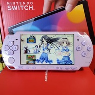 標配新淨淺紫色Sony PSP2000掌上遊戲機遊戲掌機齊件：①高速64G卡已入滿遊戲+②卡套+③原廠電池+④三腳雙USB多功能火牛+⑤充電線+⑥數據線+⑦水晶保護殼————已升級固化最新系統，可玩絕大部分超過20000款遊戲（門市開單，半年保養）