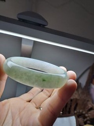 鐲9〔彤彤愛玉舖〕A貨天然緬甸玉。冰糯種帶綠種平安玉手鐲。大手圍63mm。20.5圍平安玉手鐲